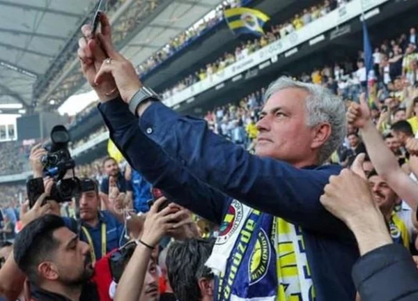 Mourinho như một 'vị thánh' khi ra mắt Fenerbahce