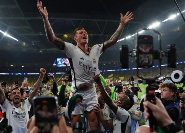 Toni Kroos nâng Cúp C1 cuối với Modric và Real: Chia tay ngạo nghễ