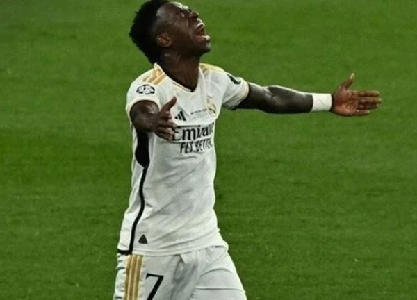 Vinicius phá kỷ lục của Messi