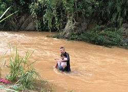 Giây phút chàng trai lao ra dòng lũ dữ cứu bé gái