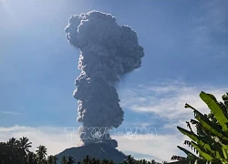 Indonesia: Núi lửa Ibu phóng ra đám mây tro nóng cao tới 7 km