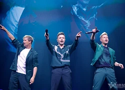 Ba 'ông chú' U50 của nhóm Westlife gây 'bão' ở Hà Nội, đốn gục 8.000 khán giả