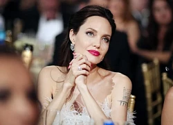 Angelina Jolie làm gì giữa lúc đàn con thi nhau bỏ họ Brad Pitt?