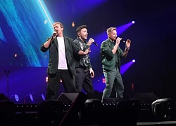 Cặp đôi cầu hôn trên sân khấu đêm nhạc Westlife tại Hà Nội