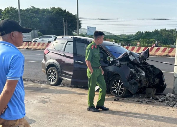 Chồng lái xe 7 chỗ bất ngờ tông trụ điện, người vợ tử vong thương tâm