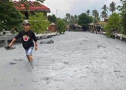 Dòng dung nham lạnh của núi lửa chảy vào một ngôi làng ở Philippines