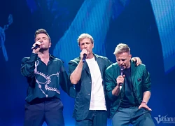 Fan nữ trung thành 25 năm khóc như mưa khi được lên sân khấu ôm Westlife