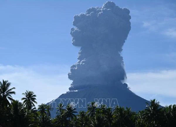 Núi lửa Ibu của Indonesia liên tiếp phun trào