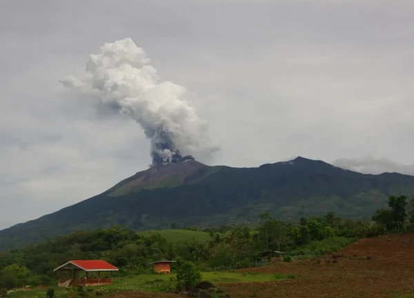 Philippines: Núi lửa Kanlaon phun trào cột tro bụi cao 5 km