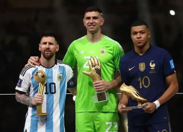 Thủ môn Argentina lại chọc tức Mbappe