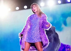 Taylor Swift &#8220;diễn như xiếc&#8221;, hết leo nóc SVĐ, đến bơi như tiên cá trên sân khấu