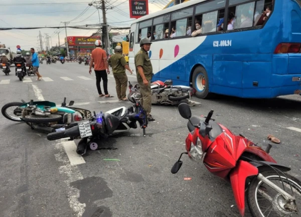 Xe chở công nhân tông hàng loạt phương tiện đang dừng đèn đỏ, 1 người thiệt mạng