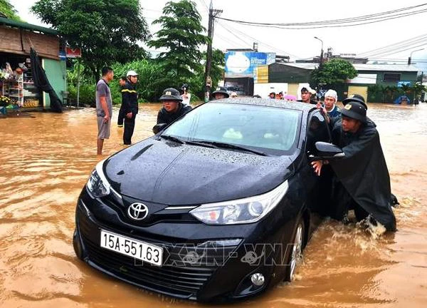 Cảnh sát giao thông cứu ba người trong một gia đình thoát cơn lũ dữ