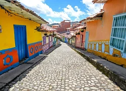 Guatapé thị trấn đầy màu sắc ở Colombia