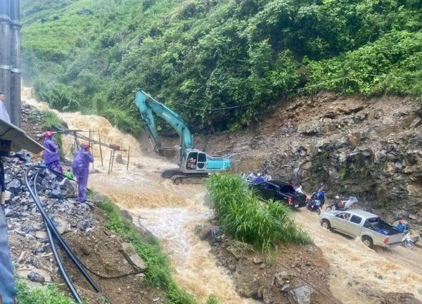 Mưa lớn tại Hà Giang, nước chảy như thác khiến du khách mắc kẹt ở Nho Quế