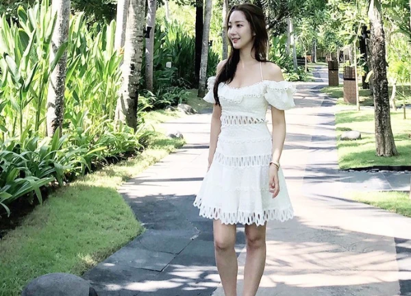 Tham khảo Park Min Young những set váy ngắn trẻ trung cho tuổi U40