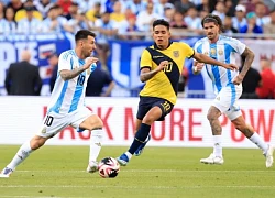 Thần đồng 17 tuổi của Ecuador nhận quà từ Messi