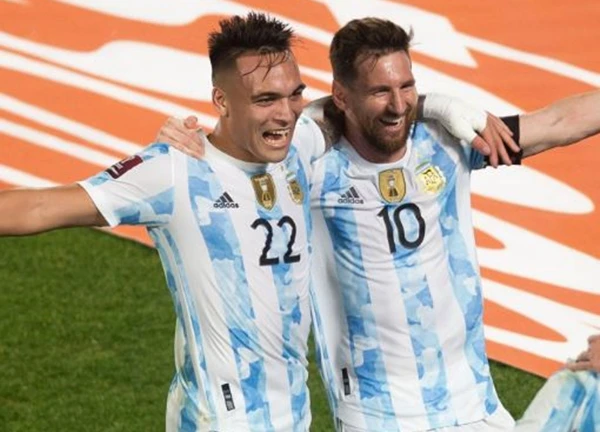 Lautaro Martinez có hành động bất ngờ với Messi