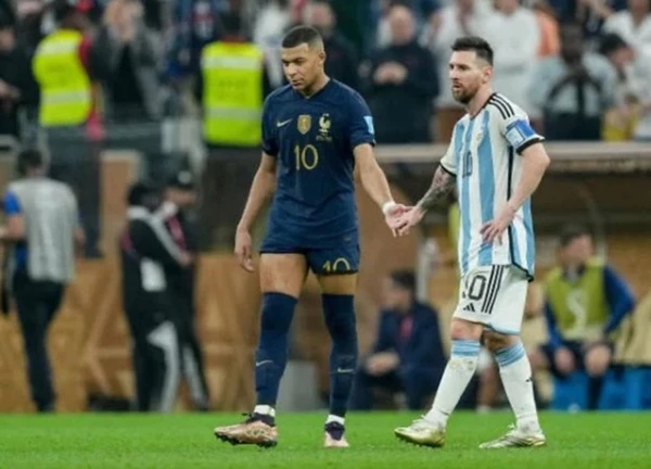 Messi phản pháo Mbappe