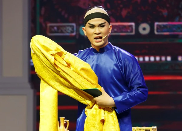 Thanh Hằng 'sốc' khi con trai NSƯT Chiêu Hùng cạo đầu vì vở diễn cải lương