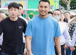 Thủ môn tuyển Singapore được fan Trung Quốc đón tiếp như người hùng ở Thượng Hải