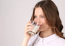 Vì sao uống sữa đôi lúc gây trào ngược axit?