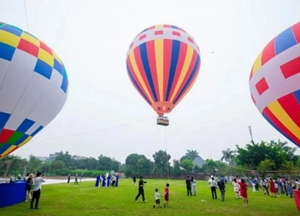 Du khách có thể du ngoạn trên khinh khí cầu khi đến Sơn Tây