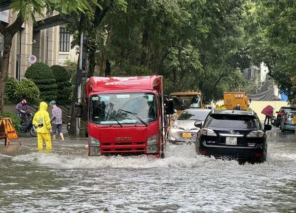 Hà Nội: Khẩn trương tiêu thoát nước các điểm ngập, úng sau trận mưa lớn