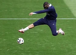 Mbappe đeo mặt nạ xuất trận từ đầu cho đội tuyển Pháp