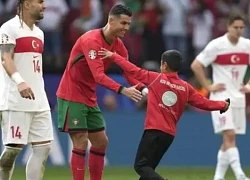 Quá nhiệt huyết với fan vi phạm, siêu sao Ronaldo bị thầy mắng, đồng đội chê cười