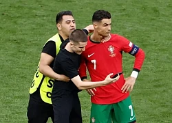 Ronaldo bị 6 fan cuồng quấy rối