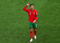 Ronaldo đáng thương nhất hôm nay: Chơi bóng trên sân cũng không yên, chỉ biết bất lực than trời