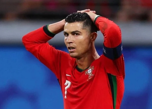 Ronaldo kém duyên ghi bàn, huấn luyện viên Bồ Đào Nha vẫn bênh vực