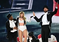 Taylor Swift đưa bạn trai lên sân khấu