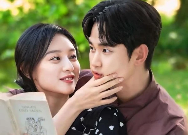 Kim Soo Hyun và Kim Ji Won lộ "dấu vết tình yêu" đáng ngờ