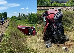 Ô tô con bị tàu hỏa tông bẹp dúm, văng gần chục mét