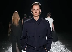 Sàn diễn cuối cùng của Dries Van Noten là một cuộc hành trình xuyên không gian và thời gian