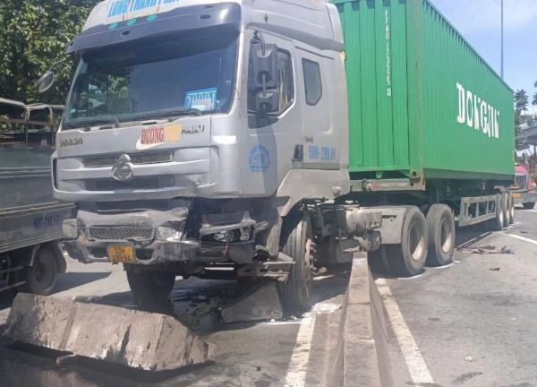 TP Hồ Chí Minh: Xe container đâm liên hoàn trên xa lộ Hà Nội, 3 ô tô con bị hư hỏng