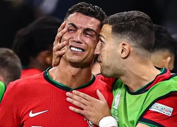 Ronaldo bật khóc, Costa hóa người hùng đưa Bồ Đào Nha vào tứ kết