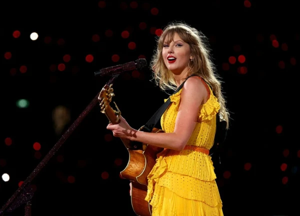 Hàng chục nghìn khán giả leo lên đồi, xem "ké" buổi diễn của Taylor Swift