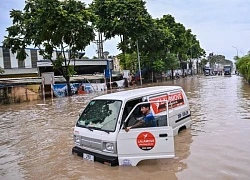 Một đoạn đại lộ Thăng Long ngập sâu đã 5 ngày, người đi đường khổ sở