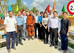 Chàng trai mê làm từ thiện, vận động làm cầu bê tông