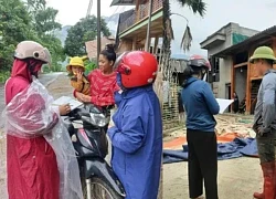 Cô giáo băng đồi, lội suối vào bản 'đến từng ngõ, gõ cửa từng nhà' gọi học trò tới lớp