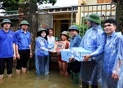 Hỗ trợ nhu yếu phẩm cho đồng bào vùng lũ huyện Chương Mỹ và Quốc Oai