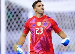 Emiliano Martinez lại gây ấn tượng mạnh