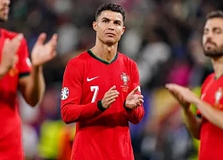 Xót xa: Ronaldo thất thần, cố nén những giọt nước mắt cay đắng trong trận đấu cuối cùng tại Euro