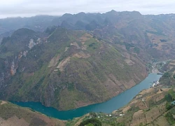 Cắm trại trên vách đá trắng "view triệu đô" ngắm hẻm Tu Sản ở Hà Giang