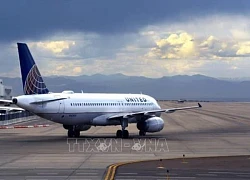 Chuyến bay của United Airlines hạ cánh khẩn cấp do rơi bánh đáp