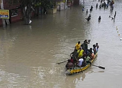 Mưa lớn gây ngập lụt thủ đô tài chính Mumbai của Ấn Độ