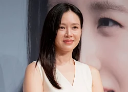 Son Ye Jin và Krystal diện váy trắng đụng độ tại thảm đỏ